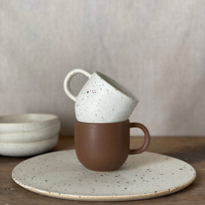 Kop “Oktober” Julie Damhus Studio – Flat White