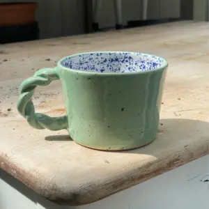 Kop med twisted hank fra Kraki – Firkløver