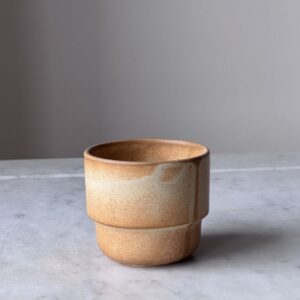 Krus TOTO Julie Damhus Studio – Brun (Lille)