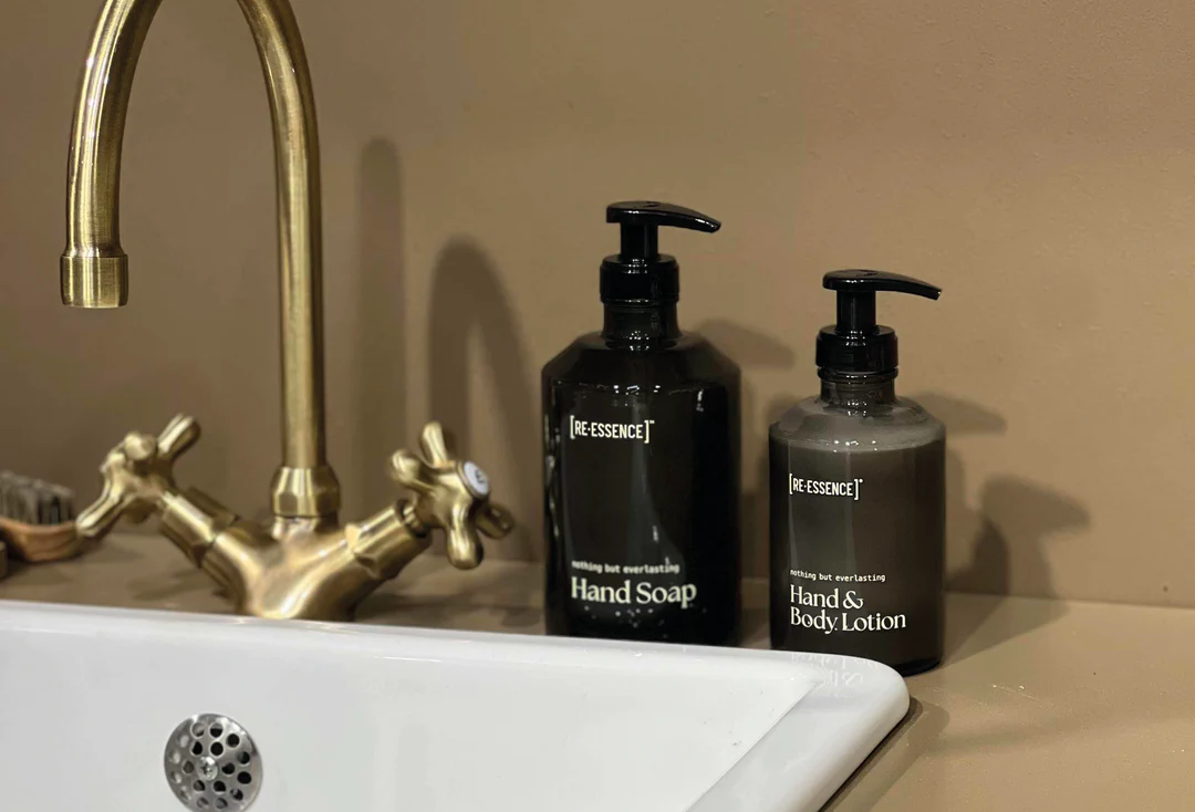 RE ESSENCE | HAND & BODY LOTION (Citrongræs/Rosmarin/Cedertræ) - Billede 2