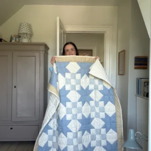 Patchwork Tæppe | Jou Quilts – Half Square Triangle Quilt (130 x 200 cm)