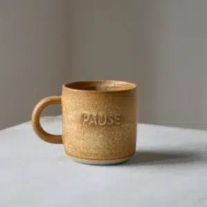 Kop “PAUSE” Julie Damhus Studio – Brun
