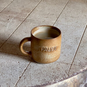 Kop “PAUSE” Julie Damhus Studio – Brun